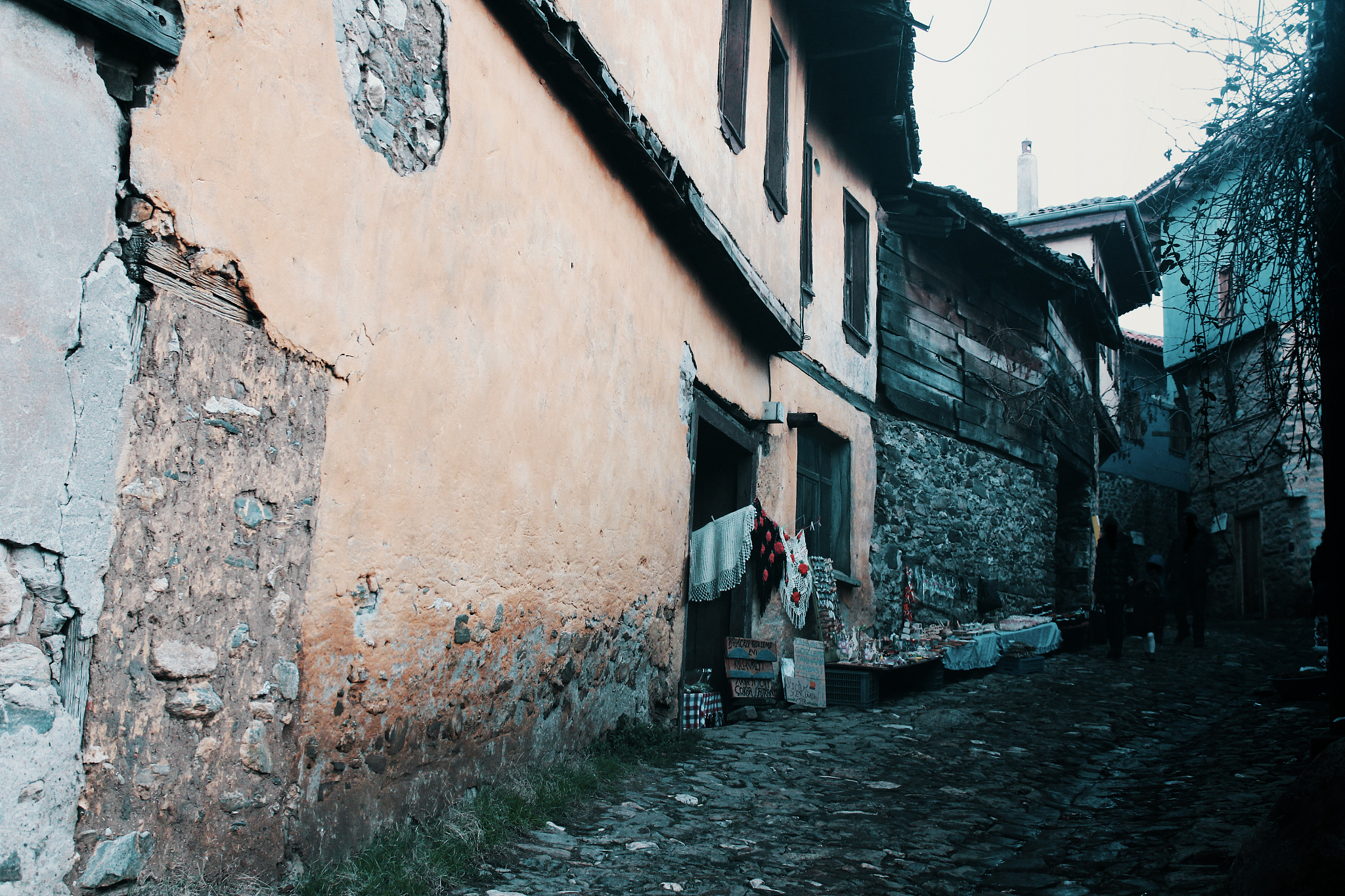 如果再过三四十年村里你认识的老辈陆续过世了周围的人你不认识了你还回去吗？500字