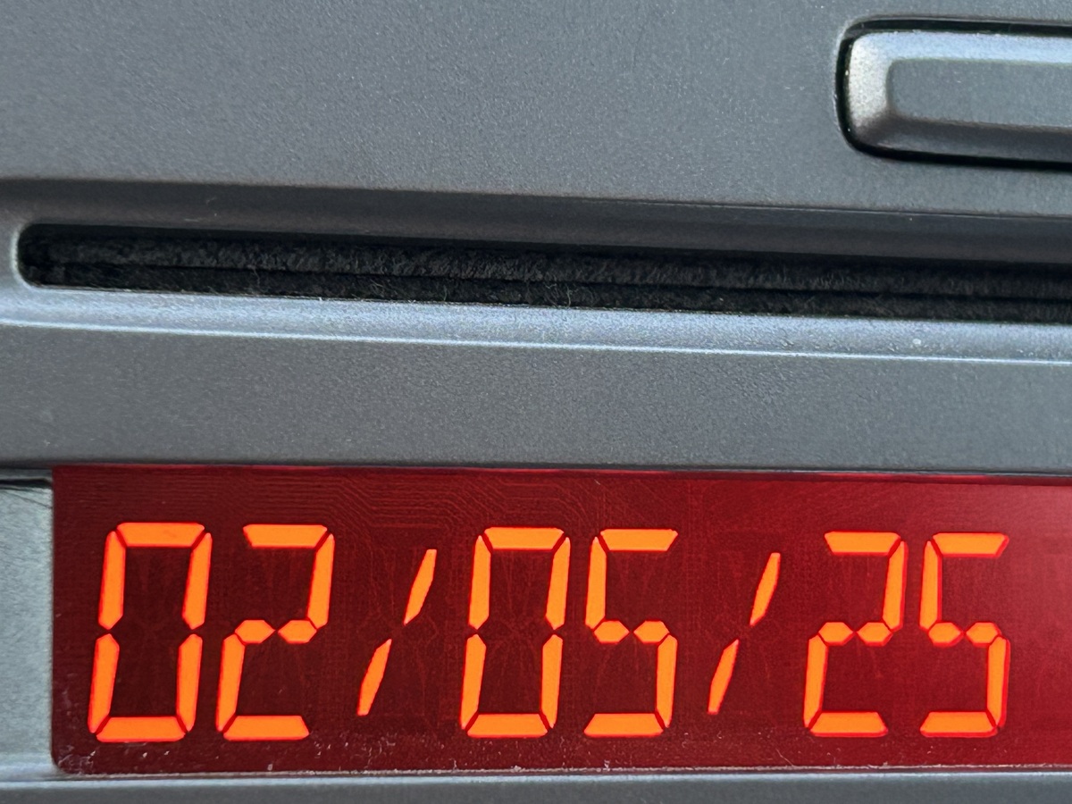 给出使用vhdl设计时钟的代码要求时分秒显示在数码管输入时钟为10KHz