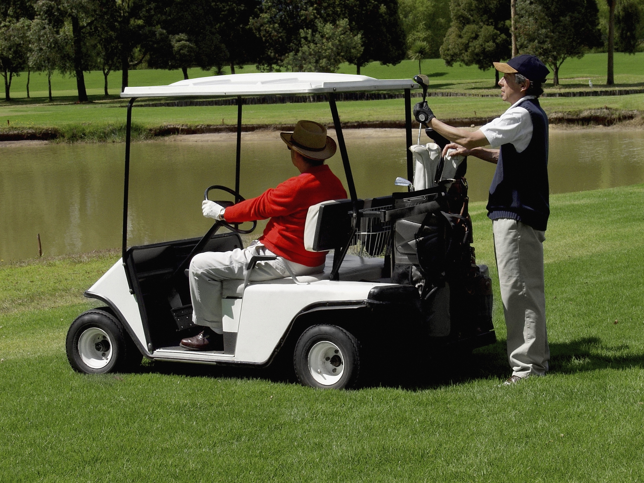 电动观光车前置前驱 vs 中置后驱：哪种更适合你？