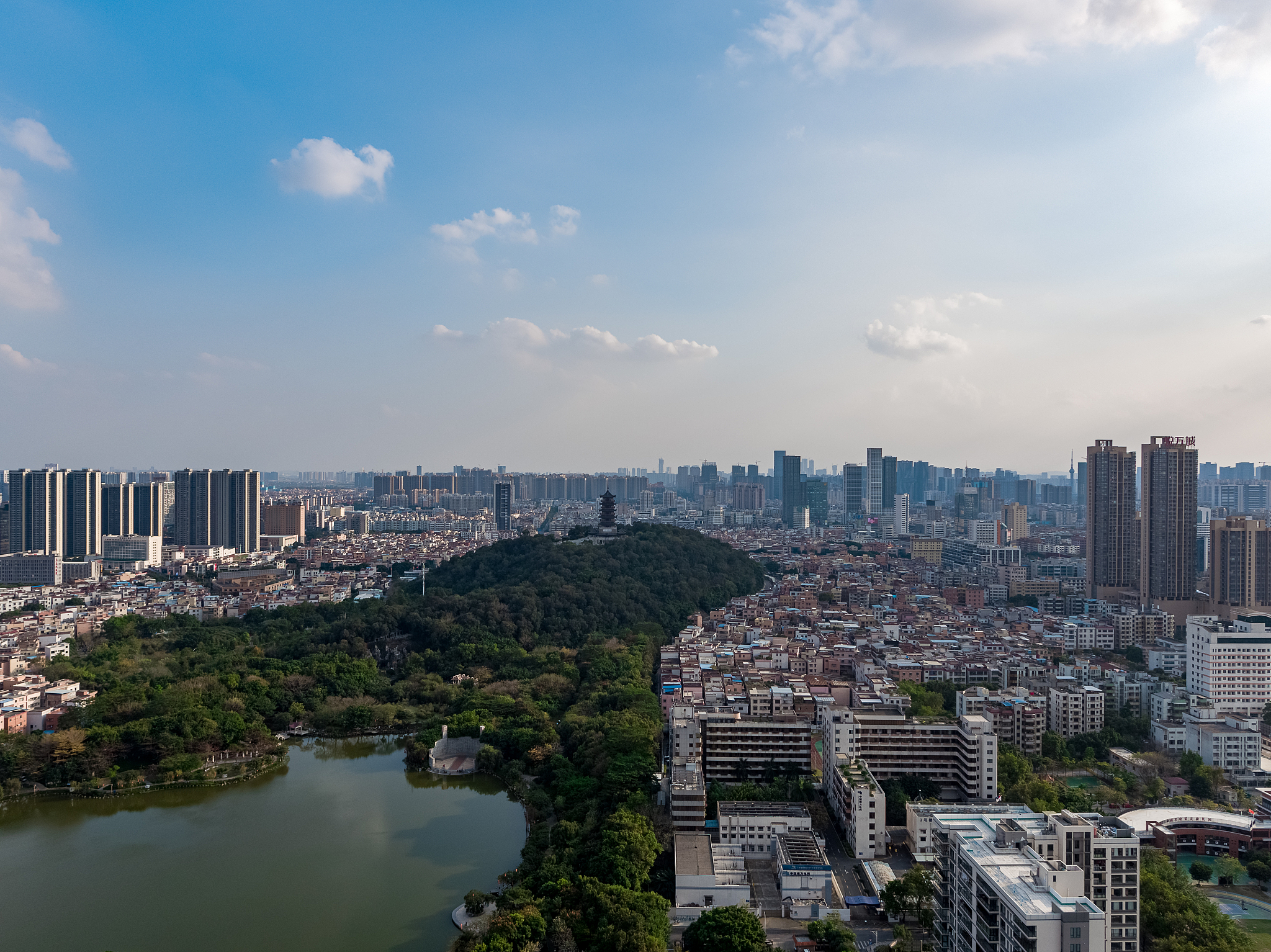 航拍视角下的佛山千灯湖公园-礌岗塔-金融高新区城市天际线