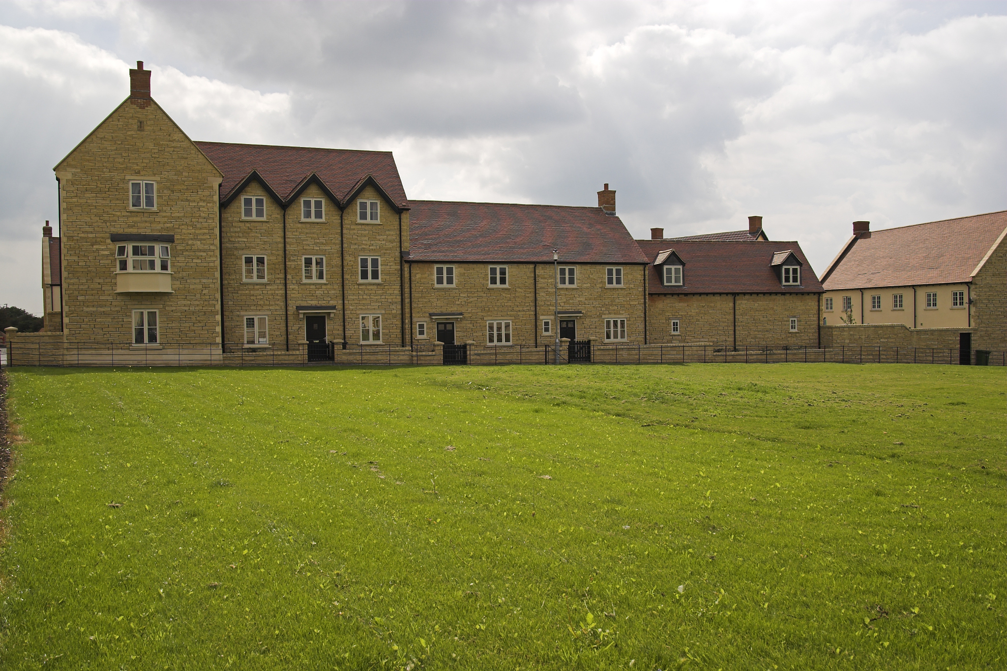 我是函授大专学历 日语N2 会PHP 请问我要怎么去日本工作呢