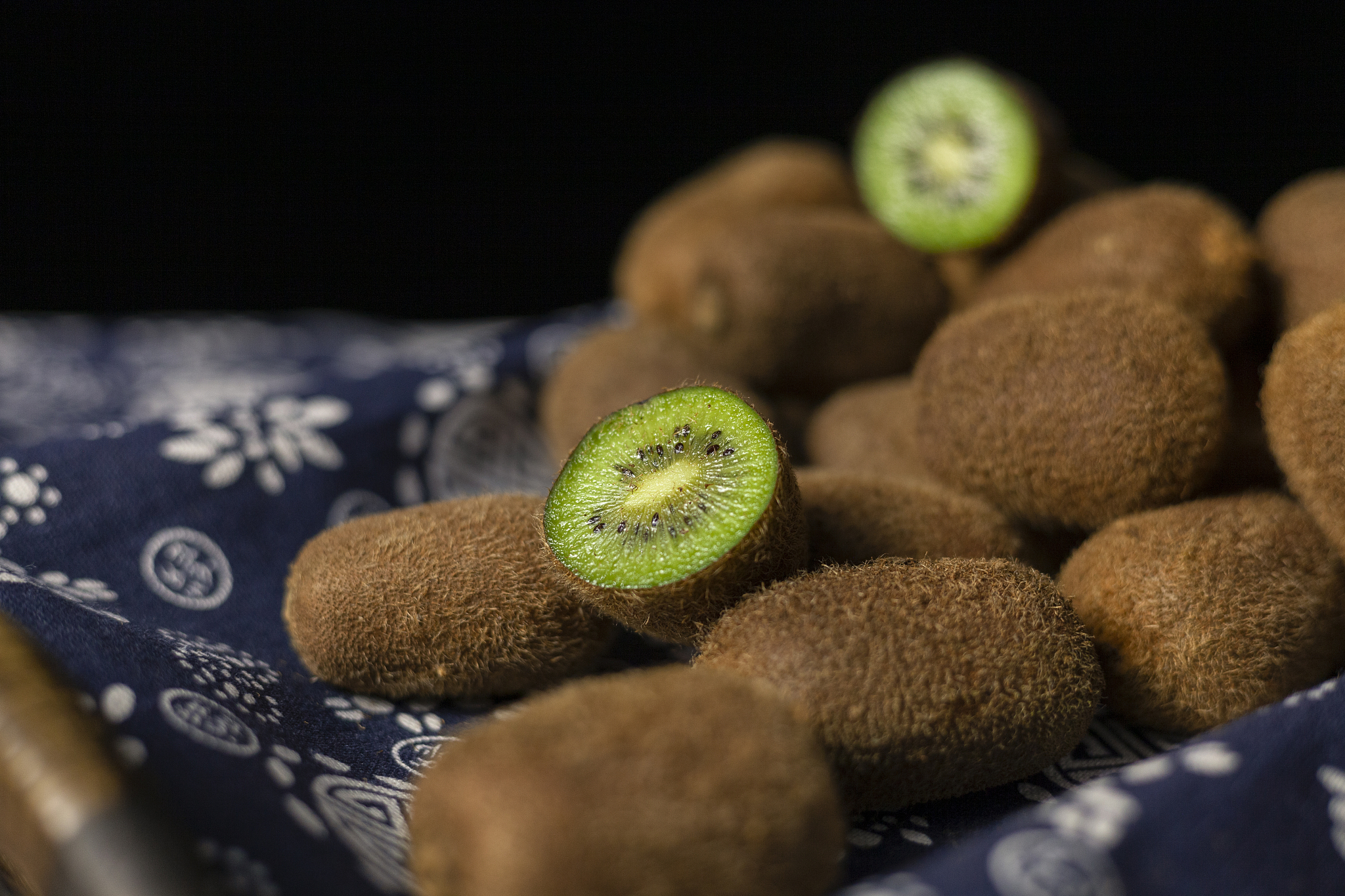 你现在要写论文《齐峰果业公司眉县猕猴桃产品营销策略优化研究》对131国外研究现状 进行写作保证内容的合理性不要乱写：