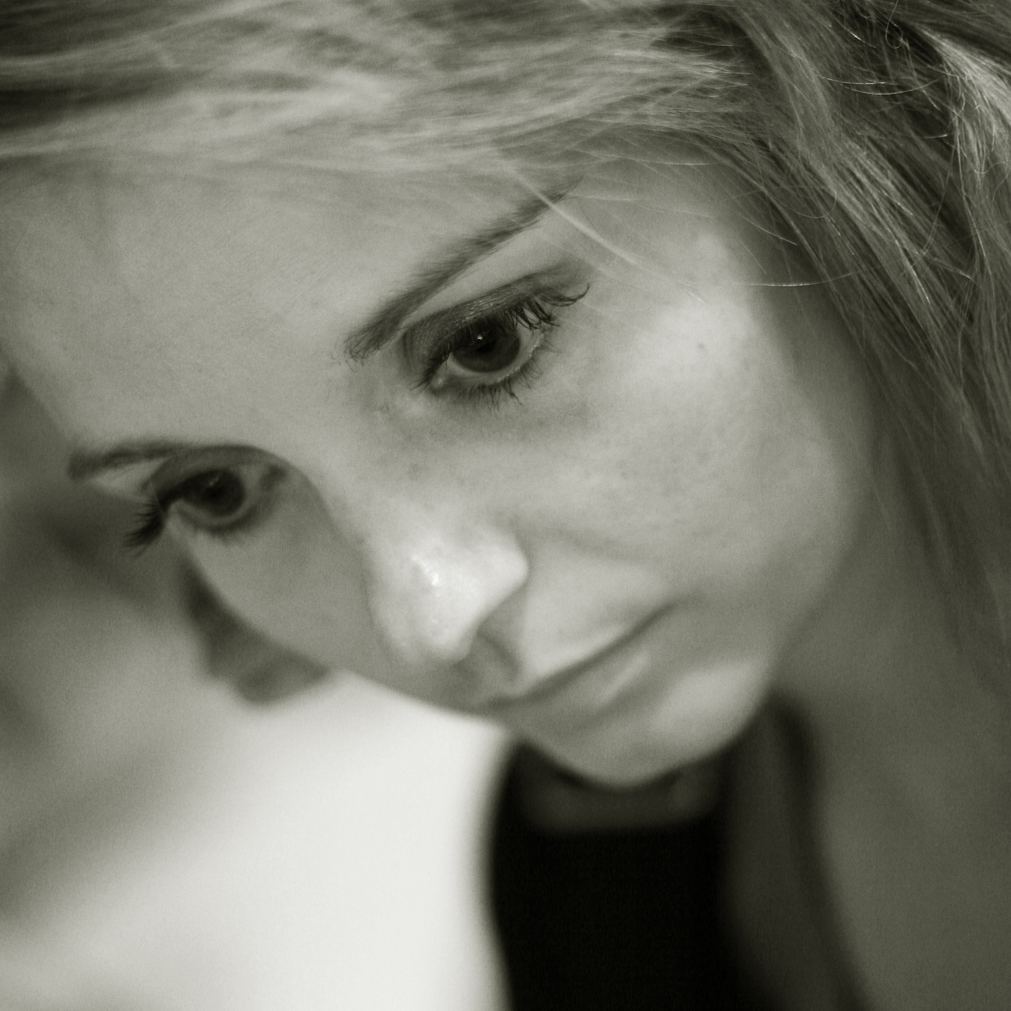 根据以下内容写出一篇2000字短视频解说原创文案：The Turin Horse 2011 - 一部匈牙利黑白电影讲述了一个老农民和他的女儿在一个偏远村庄的孤独生活影片没有对白节奏缓慢被认为是一部极具挑战性的艺术电影。