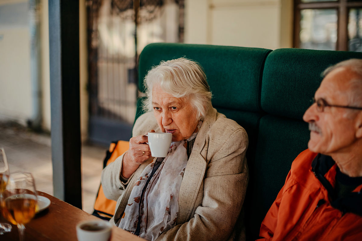 写一个剧本。内容是有一家女装店。有一天来了一个老太太。她有健忘症。她来买衣服。她来买衣服的目的是为了结婚纪念日。因为他已经去世的老伴到每到结婚纪念日都会带她去服装店买一套新衣服。但是她老是会忘记她的老伴已经去世了她总是以为她的老伴还在活着等着她回家她想买套新衣服回去和老伴庆祝结婚纪念日服装店老板娘一开始告诉她没有适合老太太穿的衣服但是后来服装店老板娘了解了她这个感人的故事。给她介绍了适合她的衣服。