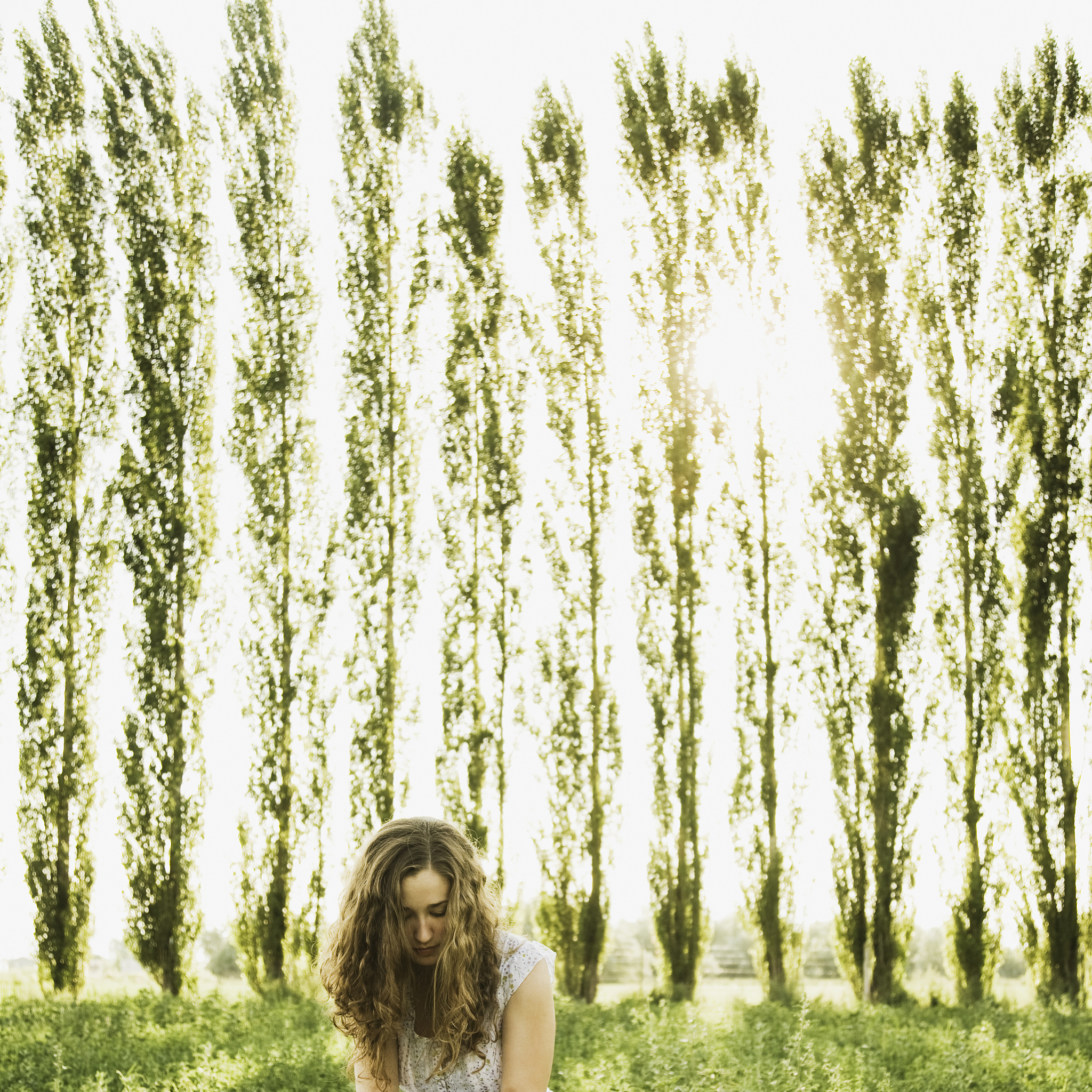 请用婉约和比喻的手法写一首诗描写女孩子的长发飘飘和杨柳细腰的曲线美用托尔斯泰的风格写另外用第二人称多用比喻
