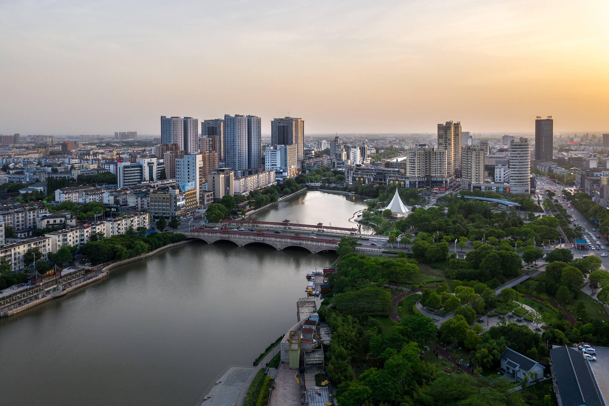 江苏泰州凤城河鼓楼大桥日落