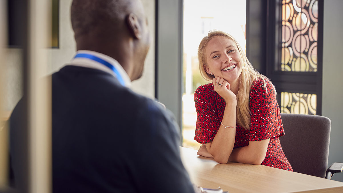2240150297：如何对大学辅导员谈话后进行夸赞		如果你觉得大学辅导员在谈话中表现出色可以考虑以下几种夸赞方式：1直接表达感谢和赞扬：在谈话结束时可以说出非常感谢您的耐心倾听和专业建议您的帮助对我很有帮助。或者您真的很懂得如何帮助学生我非常感激您的帮助。2给予积极评价：在谈话中可以通过肯定辅导员的建议或者对话方式来夸赞他们。例如您的建议非常实用我会尽快付诸实践。或者您的细心倾听和耐心解答让我