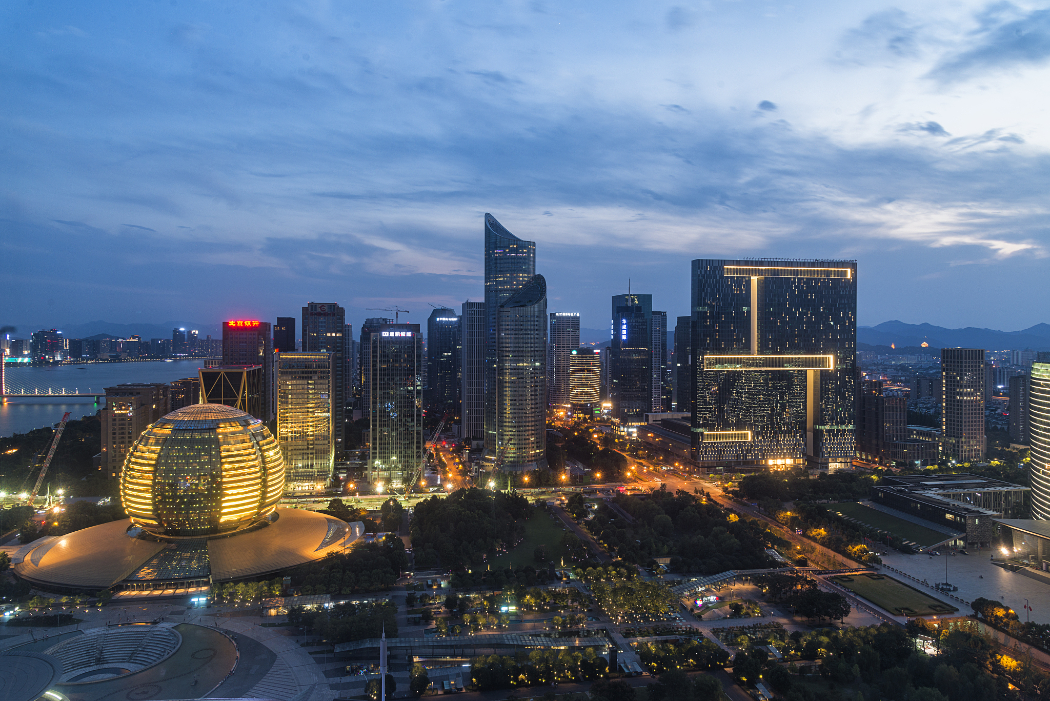 hangzhou skyline at dusk