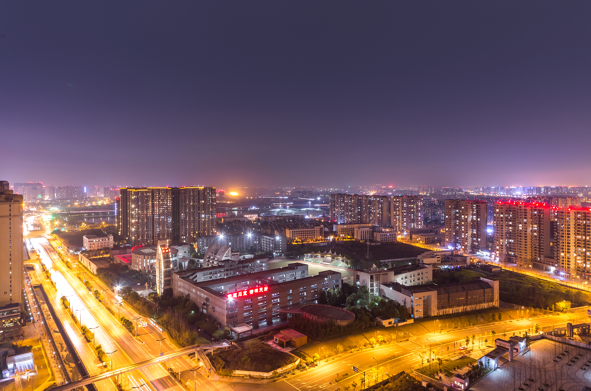 成都高新区石室中学夜景