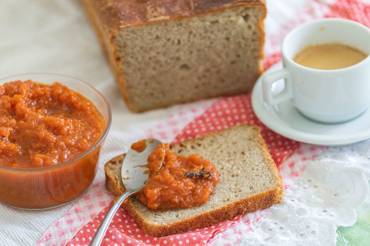 帮我翻译一下这些吧！BAKING BREADDo you try your hand at anything regularly despite being no good at it simply because you enjoy the process Bread-making is this for meThe bread we eat is often hard on the outsi