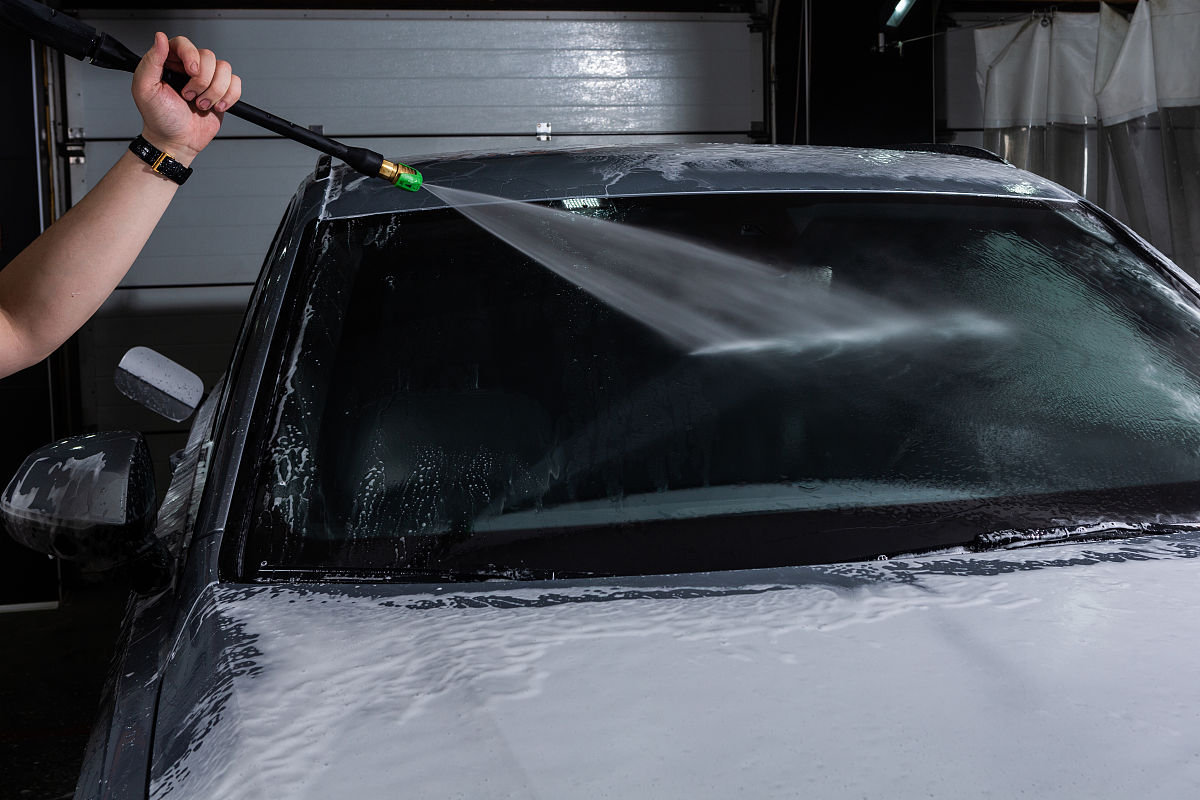 汽车贴膜：保护车漆、防晒降温，提升安全性的选择