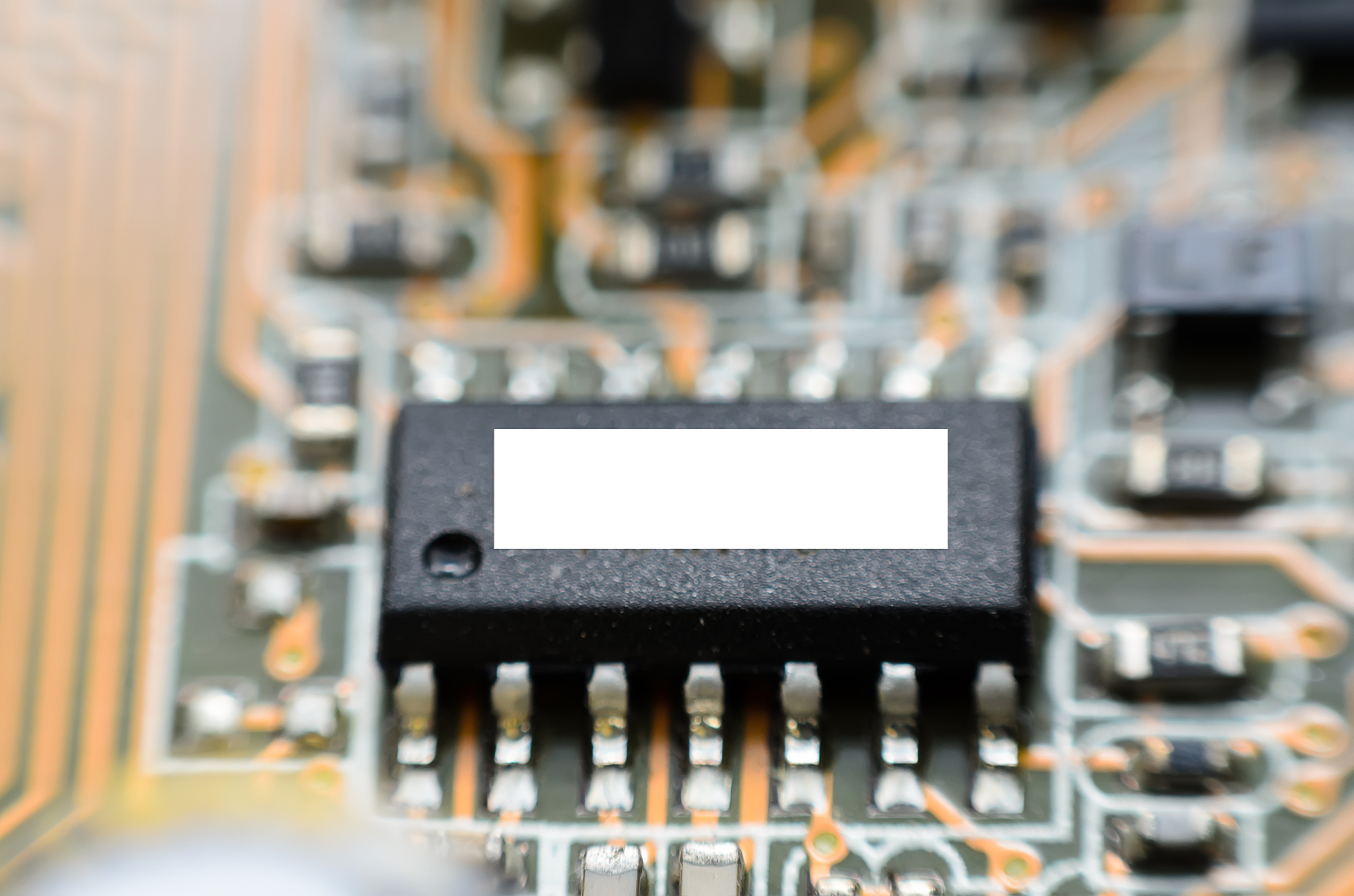 论文降低查重修改ISD1820语音芯片是美国ISD公司生产的系列语音芯片其以高品质的工作性能和语音音质深受技术设计人员和生产商的青睐。ISD1820芯片采用CMOS技术内含振荡器、话筒前置放大、自动增益控制、防混淆滤波器、平滑滤波器、扬声器驱动及FlASH阵列。最小的录放系统仅需麦克风、喇叭、两个按钮、3V电源及少数电阻电容。在录放操作结束后芯片自动进入低功耗节电模式功耗仅05μA。芯片采用多电平