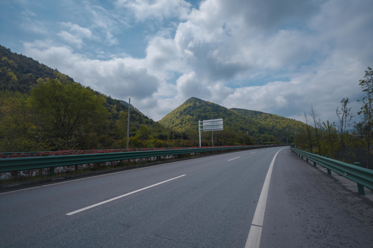 非要说燃油车跑高速不怕限速,压着140km/h随便开,几百公里开到没油了