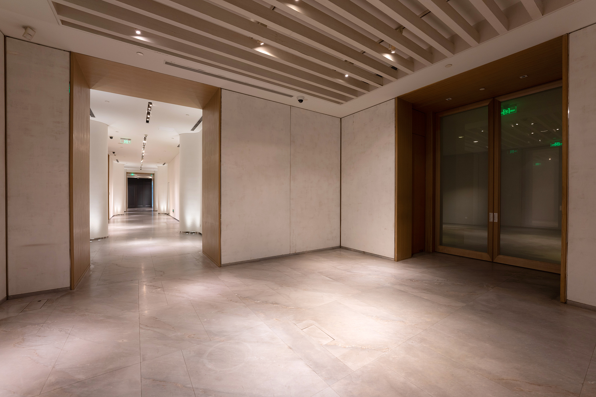 通行空间一般表现为走廊、楼梯等。走廊是水平通行空间楼梯是垂直空间。走廊是办公空间各个功能区域的联系纽带人行过往的热点。除了可以通行之外如果处理得当还可使其在办公建筑内部空间中有着特殊的造型和装饰作用。中式风格运用在通行空间中可以在顶部和墙壁做一些突出性装饰。