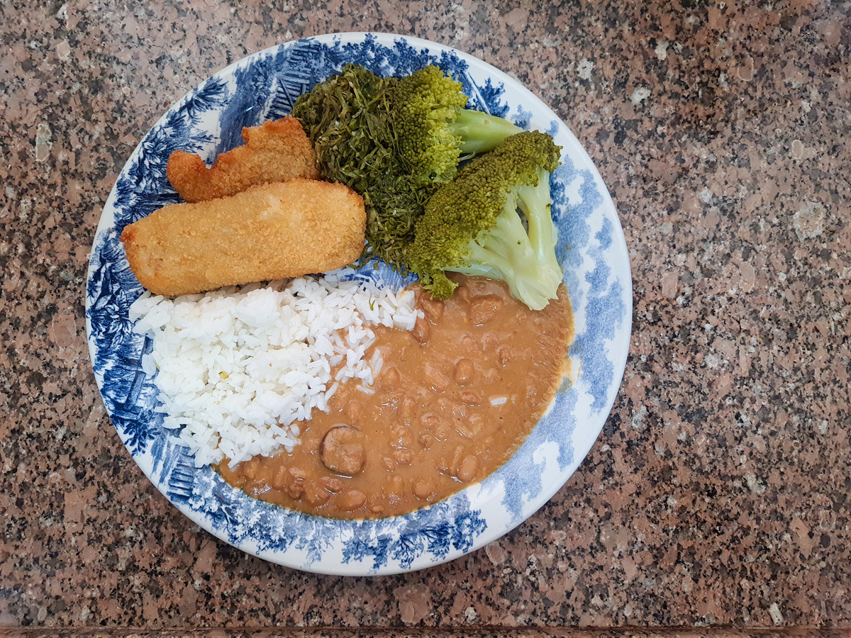 帮我写100字的日料评价菜品如下：芝士豆腐黑醋炸鸡鳗鱼饭猫爪布丁照烧鸡肉沙拉美乃滋大虾