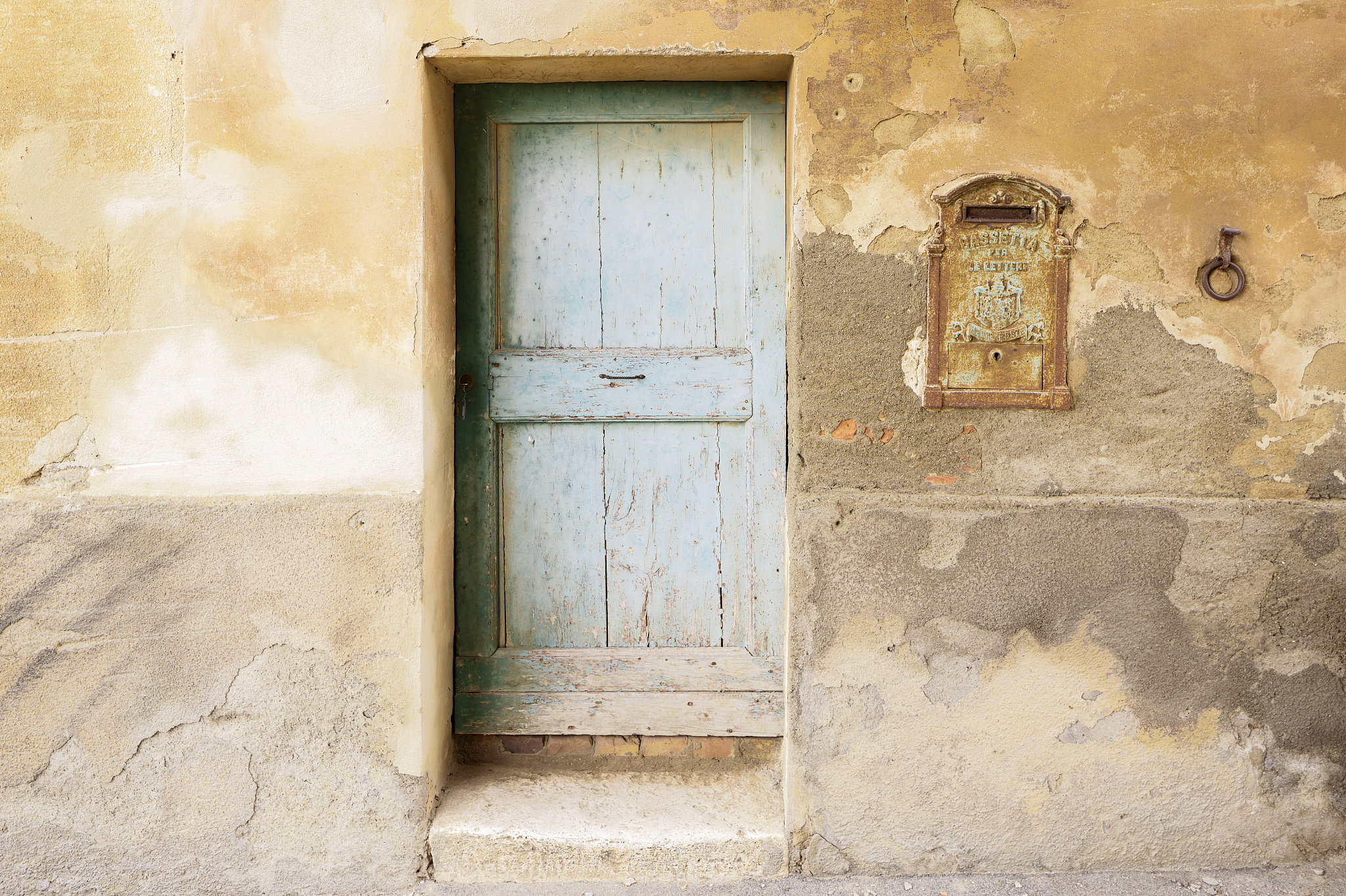 old doorway in lucignano d'asso, tuscany.
