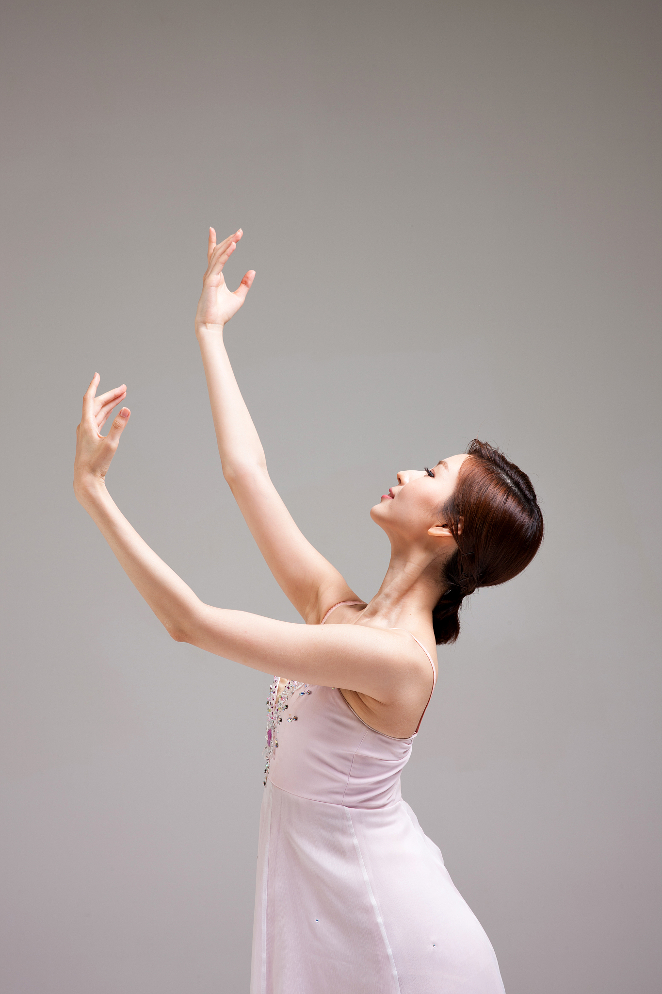 舞蹈演员的手指不是常作兰花状吗改为陈述句