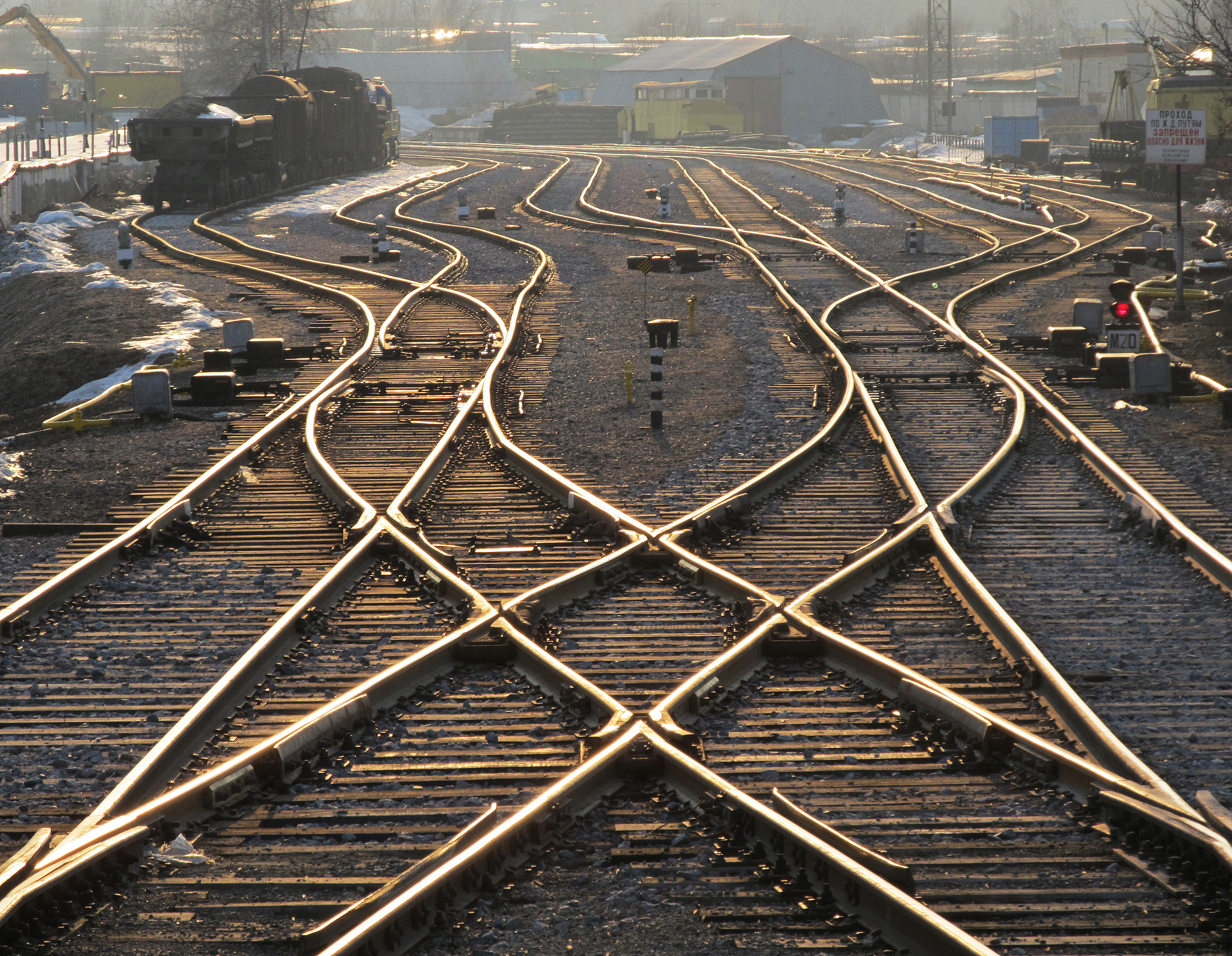 你是一个数学家作为建模竞赛的建模手主要负责建立模型请你详细分析以下代码这是一个解决关于机车调动的问题的代码并且给出一些数学公式和模型分析并给出具体的理论依据#includeiostream #includealgorithmusing namespace std;struct Trainint start_station;int end_station;int start_time;int end