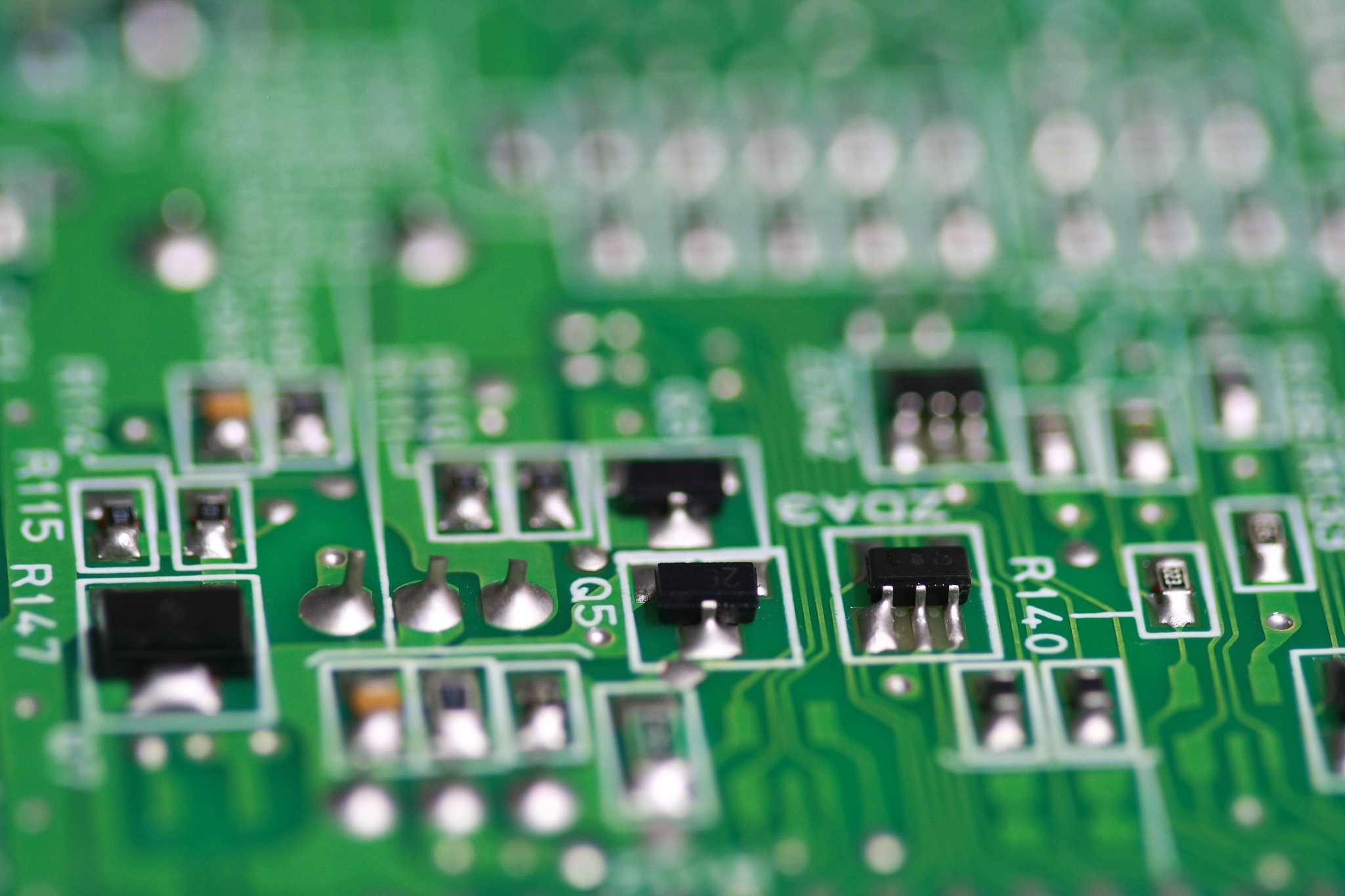 我想使用制作一个手电筒的电路板用于夜晚的阅读使用一节12580mWh的18650锂电池供电我应该用什么型号的贴片LED