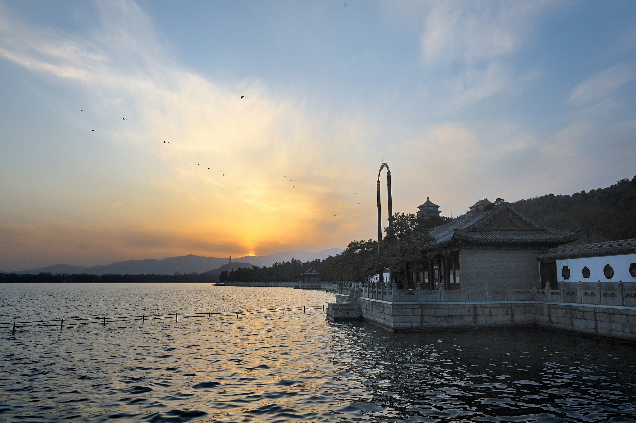 夕阳下颐和园里的水木自亲殿和码头