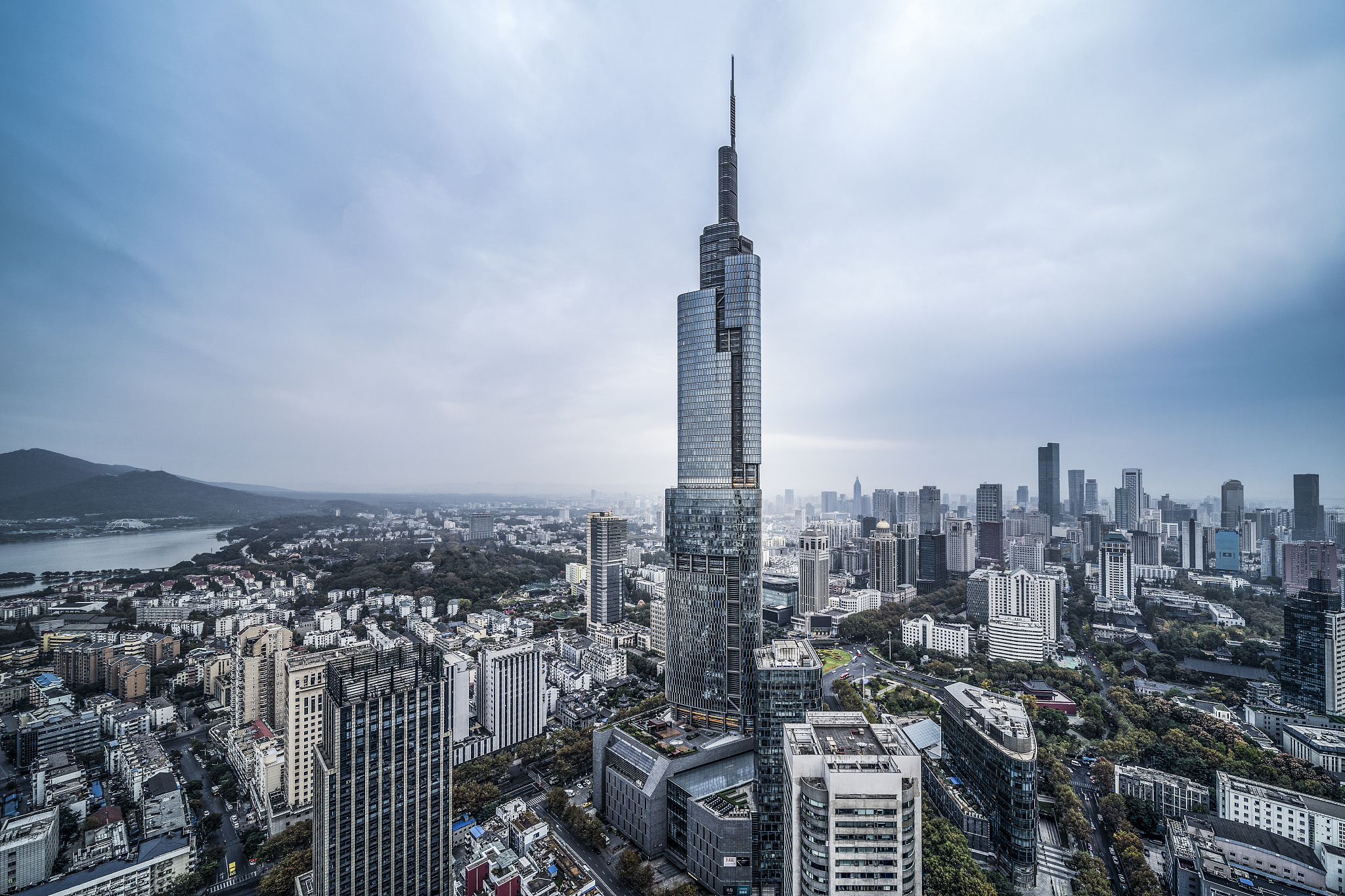 我是一个上海大学生五月一号我要到南京旅游住在新街口酒店帮我做一个在南京旅游两天的攻略内容包括但不限于时间、出行工具、花费、景点介绍、南京城市简介、出行线路安排含地铁线路、美食特产、人文历史、名人事迹等。要求攻略字数不少于3000字且条理清晰简洁大方。