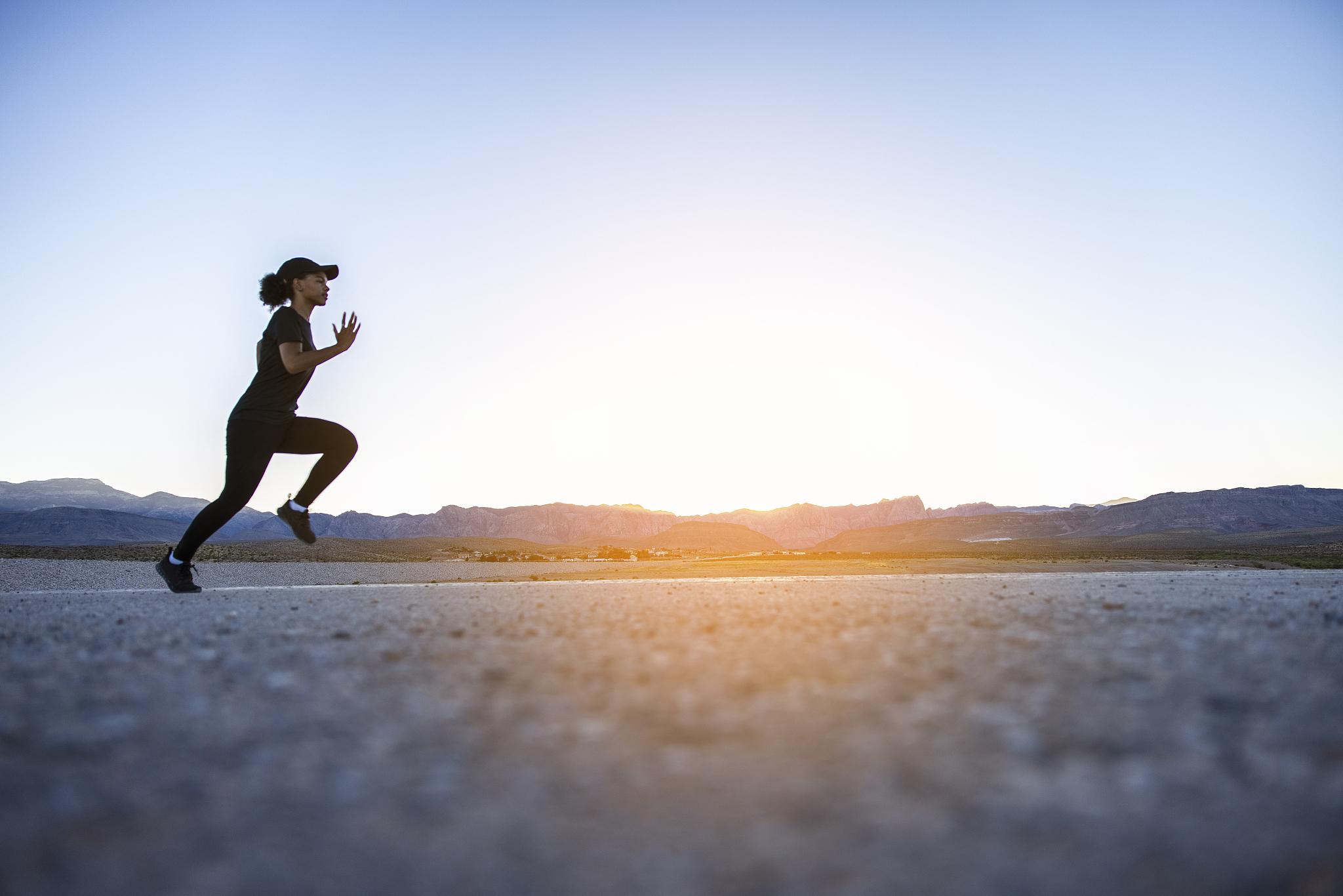 写一篇关于自律早起的文章早起一般写作运动冥想语言生动活泼有故事性包括早起的好处及如何通过早起改变自己的人生的。