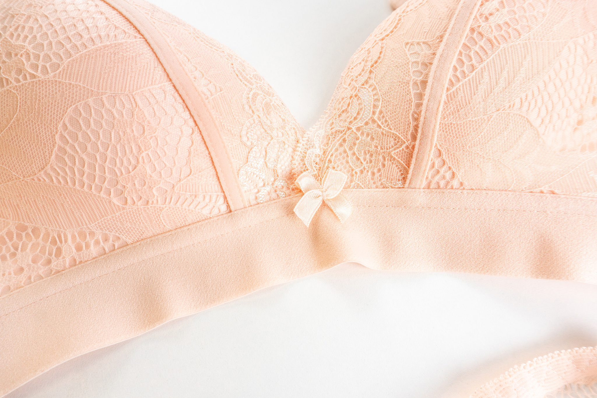 夏日惬意居家穿上冰感内衣纵享柔顺丝滑。关键词：夏天居家内衣唯美柔顺细滑