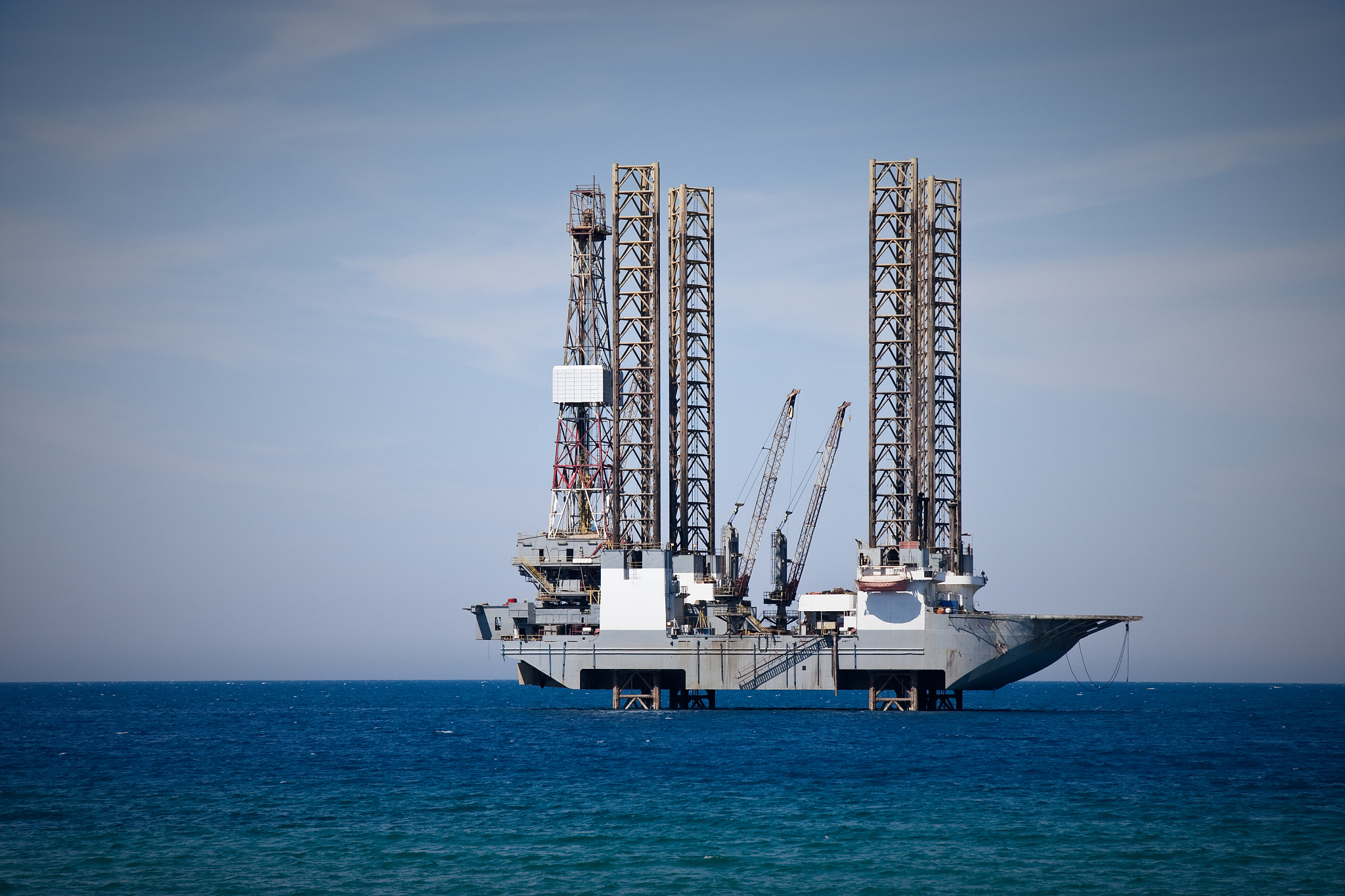 请用自己的理解写石油开采岗位工作内容，不能直接抄袭他人观点和概念。