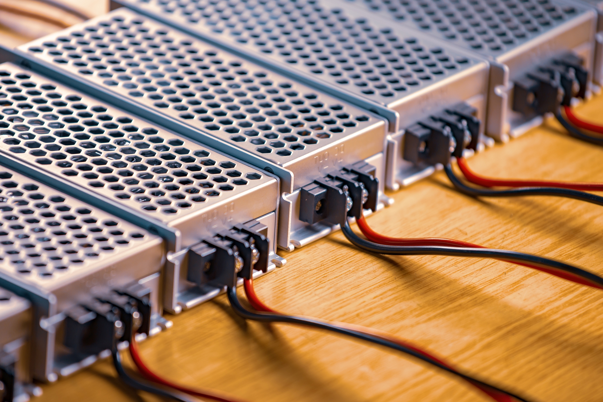 模组金属端板功能详解：保护、散热、屏蔽、连接