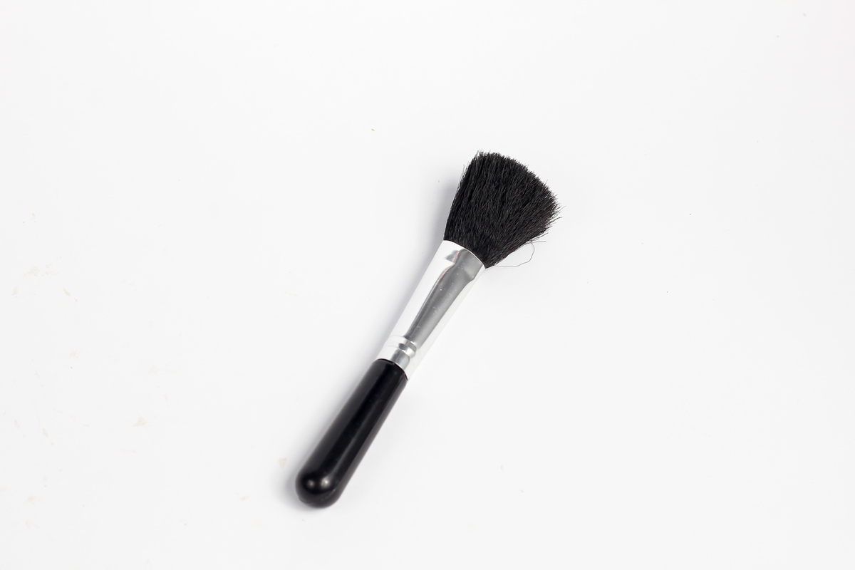 魔法粉底刷，告别卡粉，妆容新巅峰！