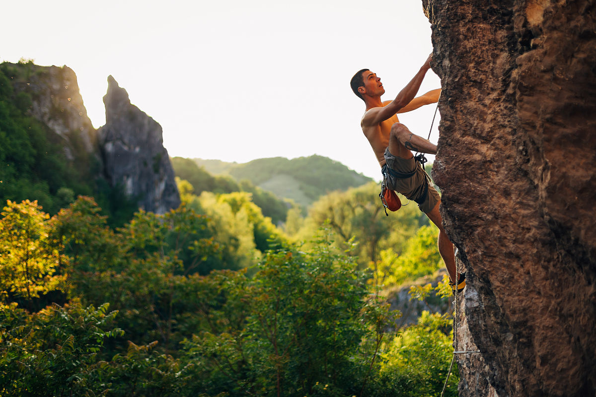 介于 角斗 和 远征 之间有什么词语请尽可能多