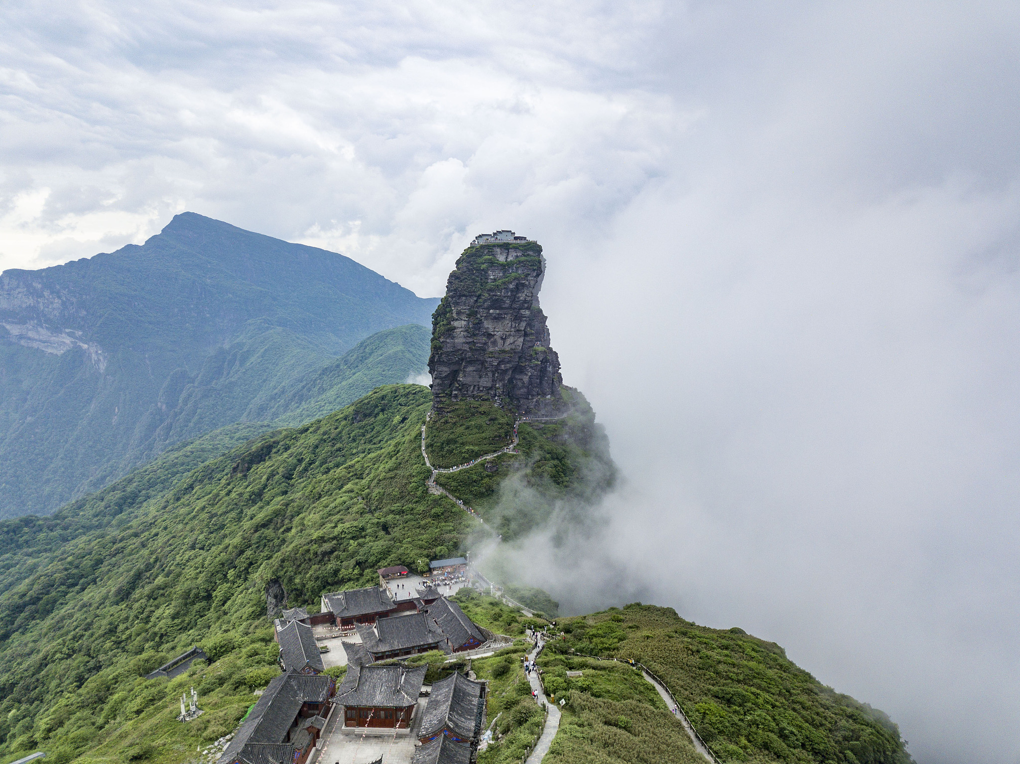 请帮我写1篇600字博客文章主题是：贵阳到梵净山旅游