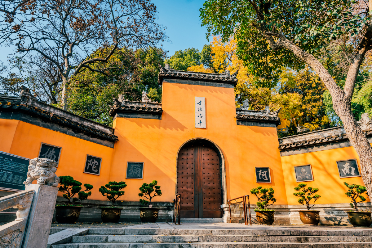 季节,游客们可以漫步在郑州市内,探访那些见证了千年岁月变迁的古寺庙