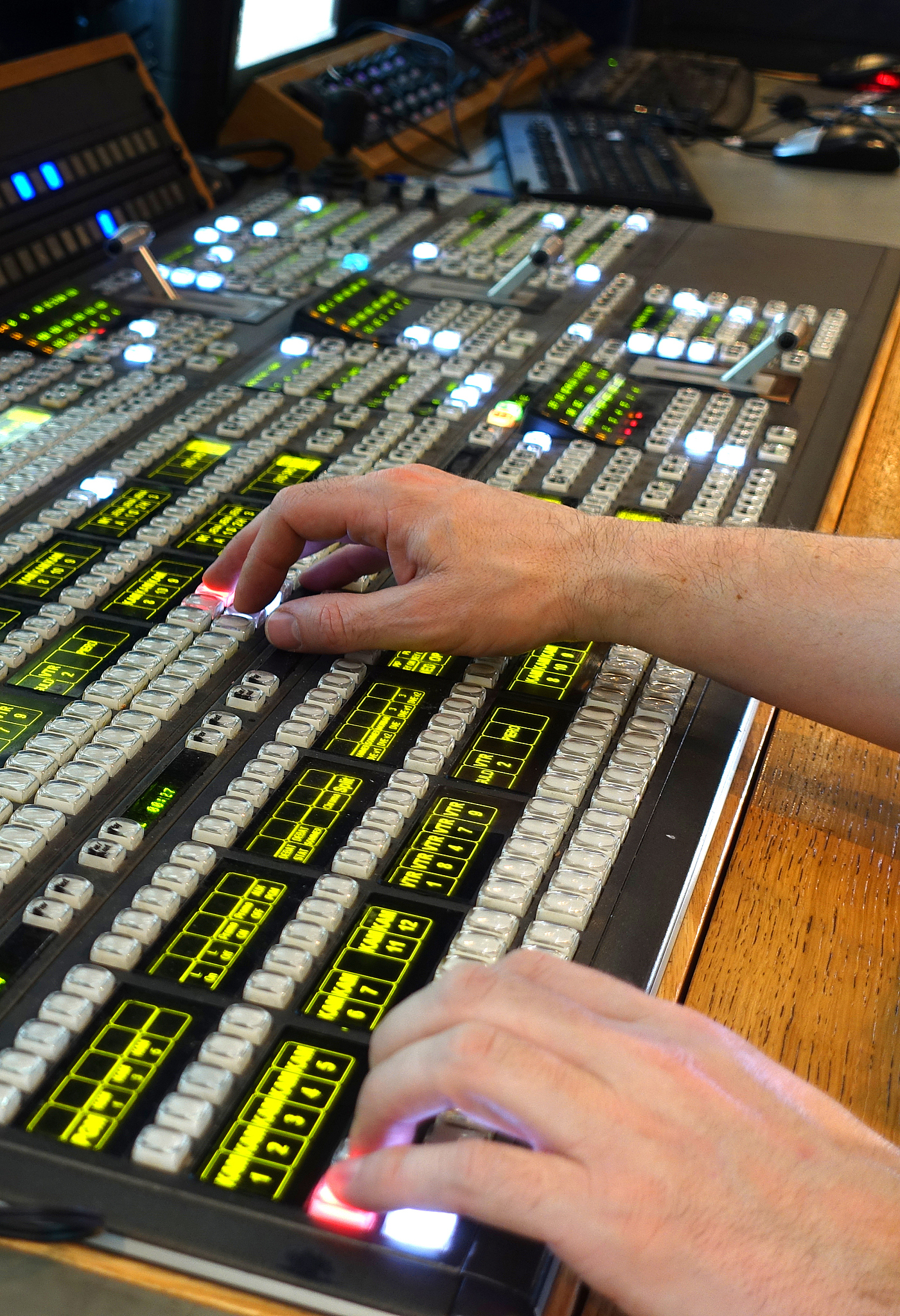 用鲁迅的写作风格改写下文：这个叫章鱼洞的叠码仔说我侵犯了他的名誉权和肖像权让我赔他50万元。最后法院认定侵犯名誉权不存在因为他确确实实就是叠马仔但由于我没有经过他的同意用了他的照片所以象征性地赔他1万元。而他自己的律师费肯定不止1万元前前后后搞了快两年才完事所以他告我其实是赔本的买卖。 为什么他要告我？这件事情我想了很久很久最后才想明白因为我把他的照片曝光后他就没办法再去骗人了我相当于是断了他的