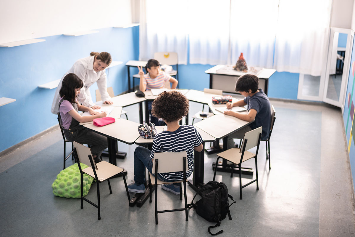 mia描述一下教育机构老师的工作内容