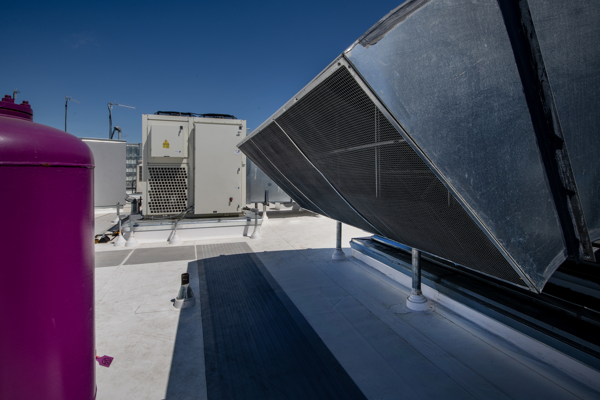 利用建筑顶部的风力通过太阳能电池板形成的通道带动风扇一和风扇二转动尽可能的利用风能同时通过出风口的贯流风叶一方面给室内换气另一方面利用内外的温度差形成对流带动贯流风叶转动充分利用风能帽盖一和帽盖二的设计使装置可以适应不同的天气水箱可以更充分的收集雨水节约了水资源让这段话更优美通顺