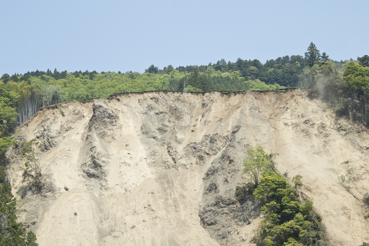 山坡滑坡裂缝对风流的影响：地形、风能和景观
