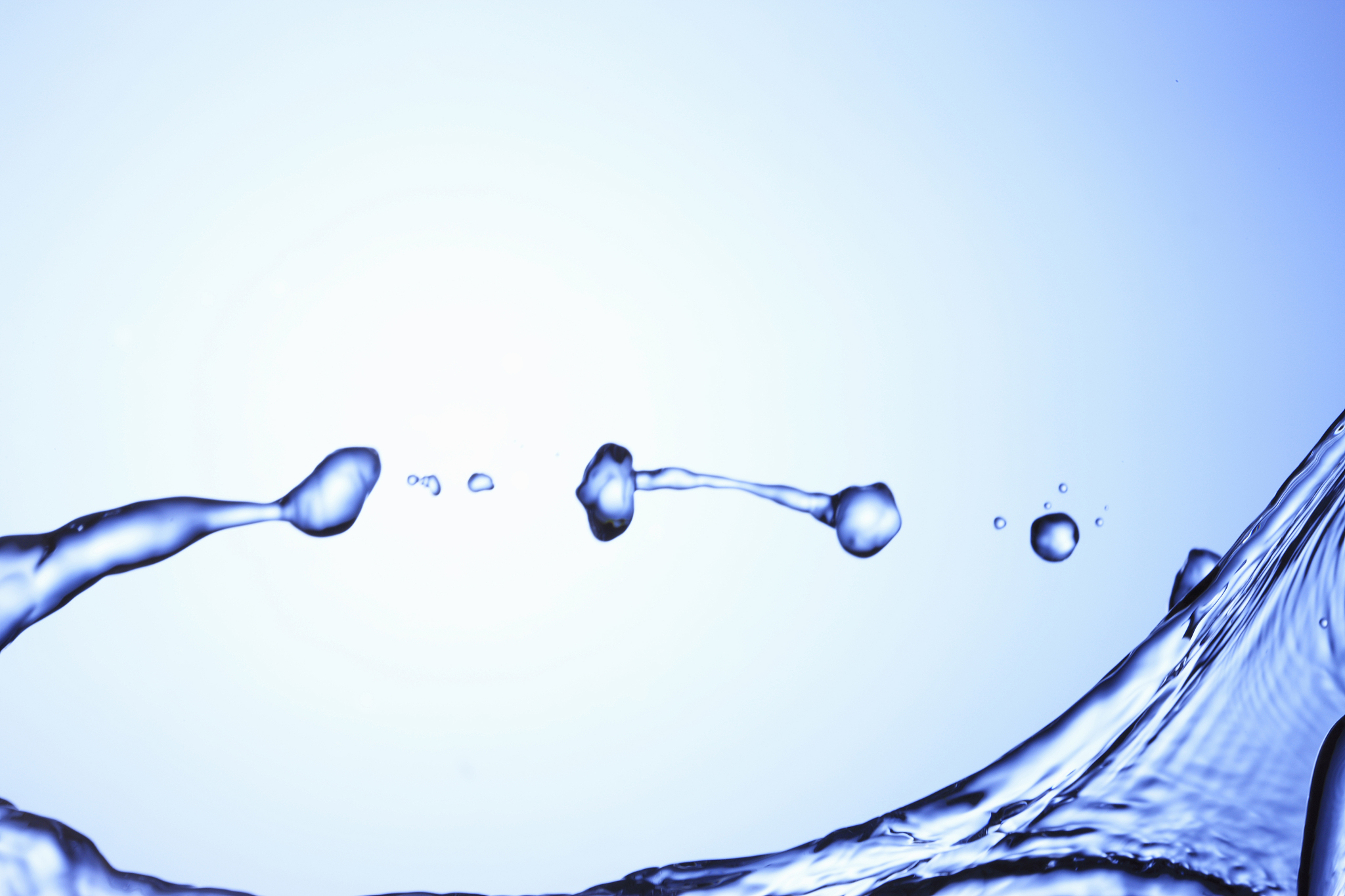 光照下产生氧气的小分子物质：水、过氧化氢和臭氧