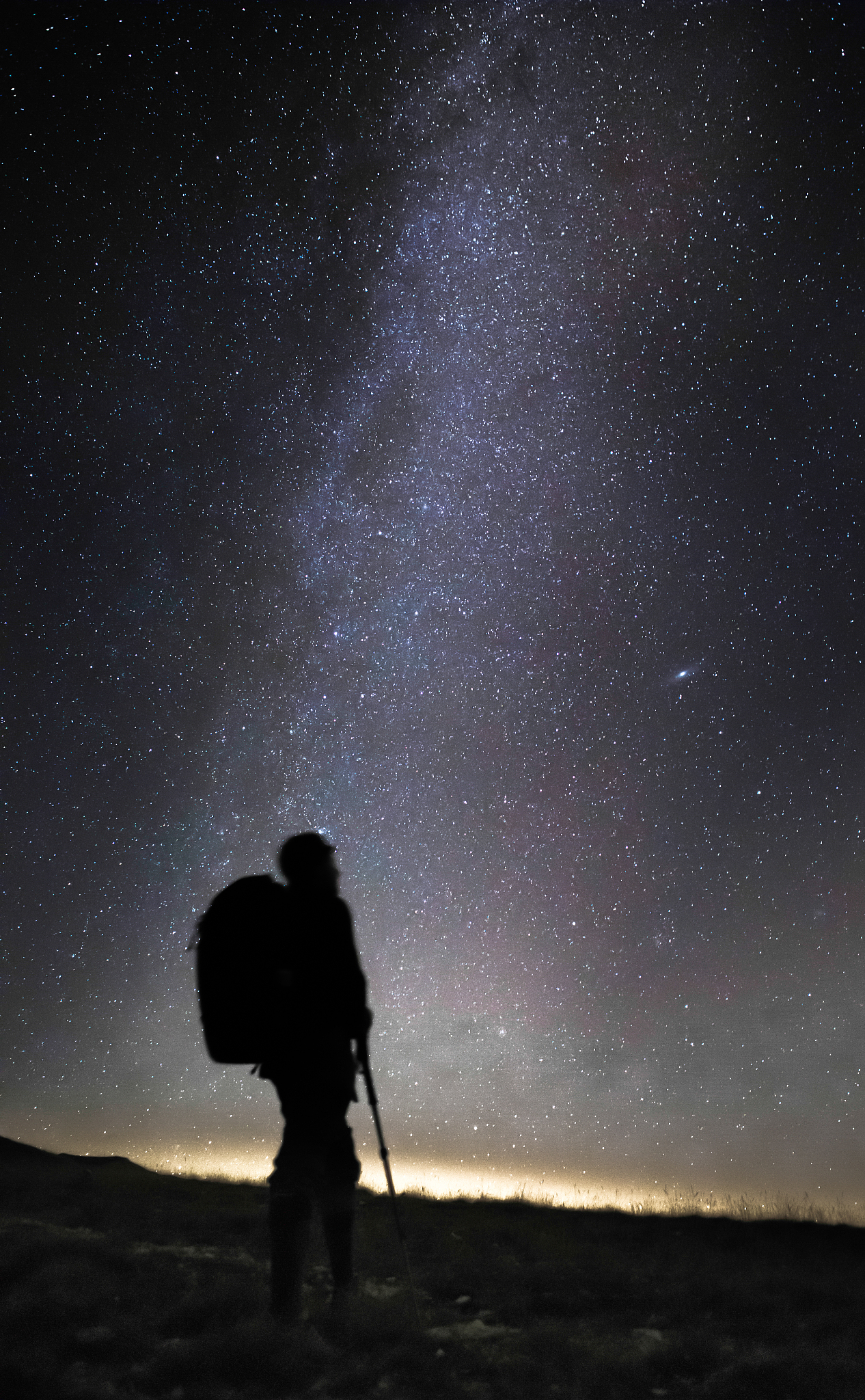 以脚踏实地仰望星空为主题 写一偏不少于800字的文章