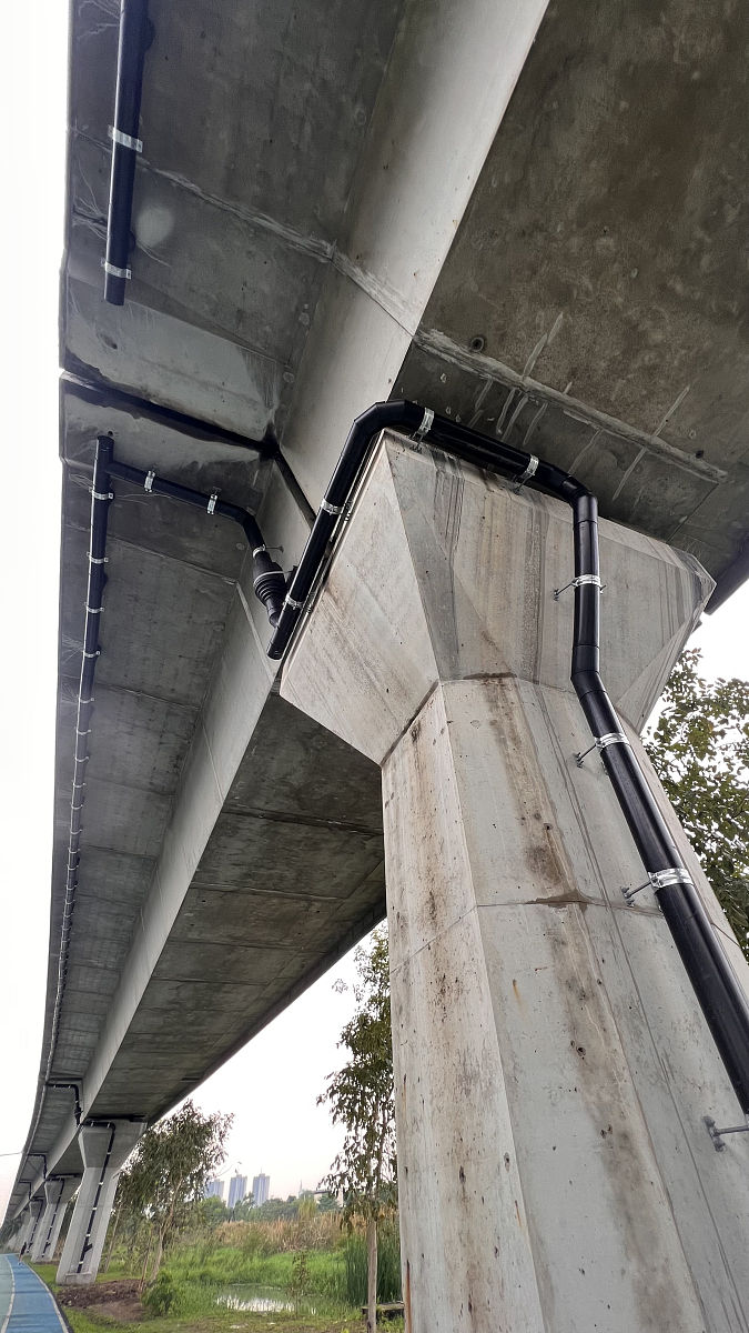 将以下的句子换个说法：1996年Fahmay等36对腹板开洞组合梁进行了理论研究对洞口高度、宽度、偏心等参数进行了分析分析表明：组合梁的强度随着洞口的长度和高度增加而降低。