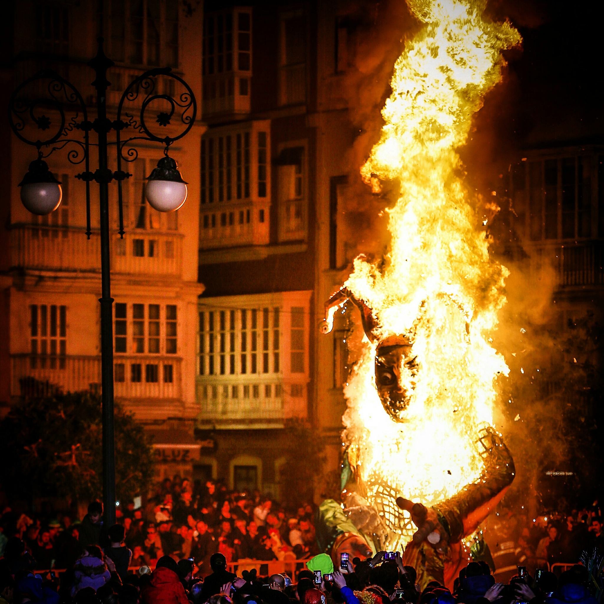 Write a test sandwich board fire performance good 20 words