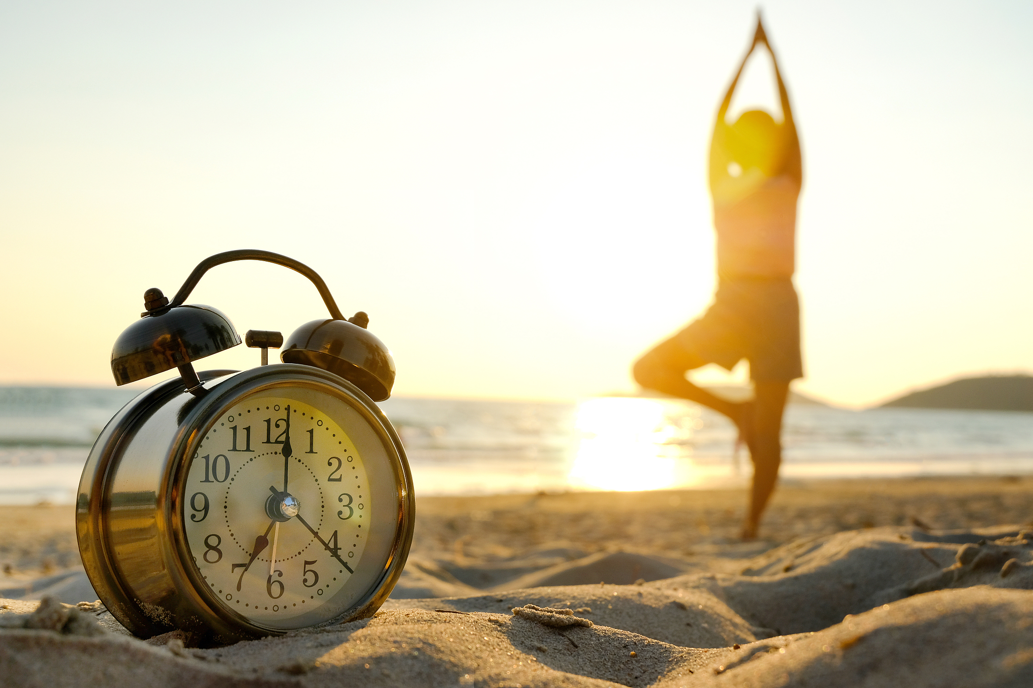 作为当下的年轻人我觉得高度的自律才能够有精神上的自由。在未来的工作过程中要向我们的父母一辈人学习早睡早起养成一个良好的作息习惯跟他们跳广场舞一样我们也应该安排相应的体育锻炼。换一句话表达
