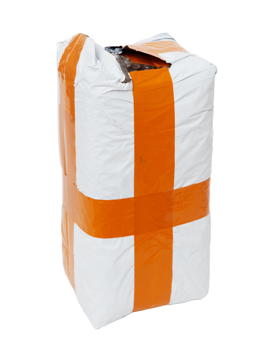 袋装货物防护加固：塑料布和硬纸板的应用