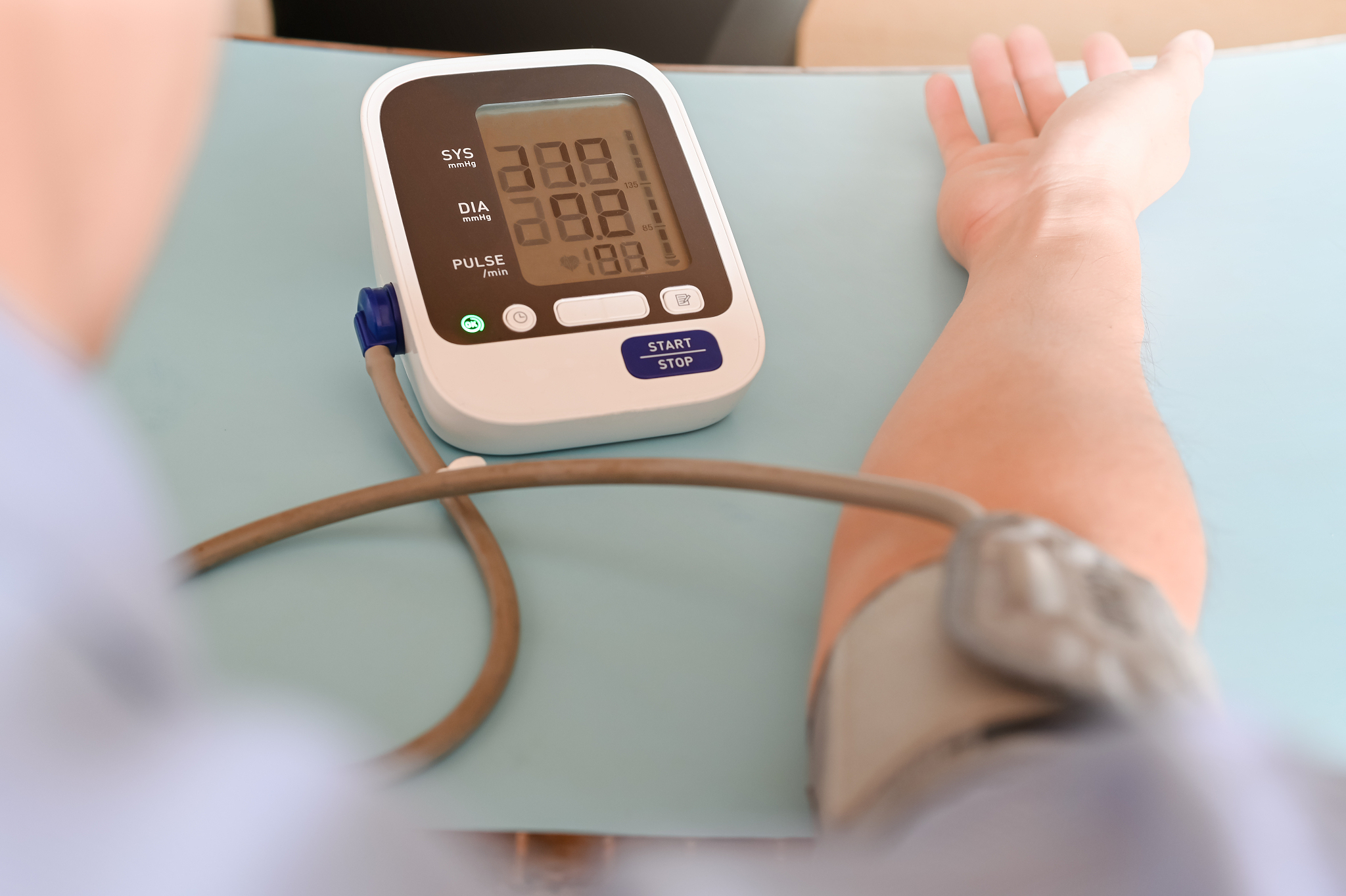 为什么运动后的血压更容易用血压计测出运动后的血压更容易用血压计测出是因为运动会使心脏收缩更强心率加快血管扩张血流量增加从而使血压升高。此时血管内的血液流动更加顺畅血压值也更加稳定更容易被测量出来。相比之下静息状态下的血压值可能会受到更多的干扰例如情绪、环境等因素的影响因此更难以准确测量。分点作答