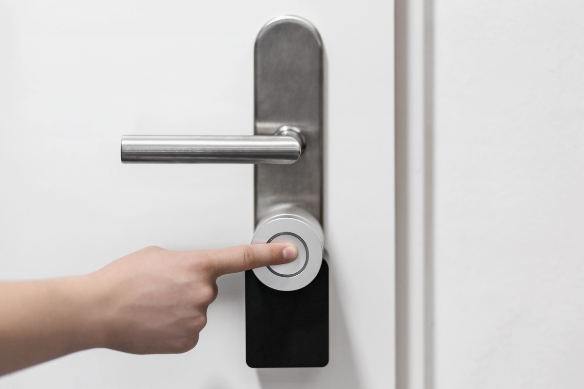 帮我取多个智能门锁的品牌名中文要求不要包含锁字但是要文艺最好能能让人感受到或者联想到安全可靠