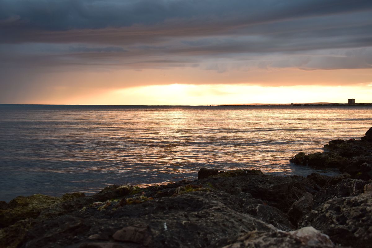给一个老年度假村取个名字。关键字：海边 礁石 灯塔 日出日落