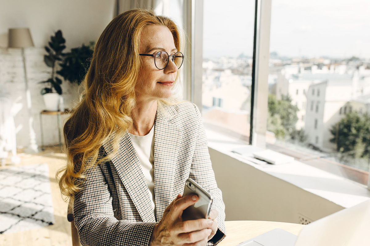 可以向我介绍一下Olivia S Mitchell以及他在退休储蓄和养老金制度方面的成就吗