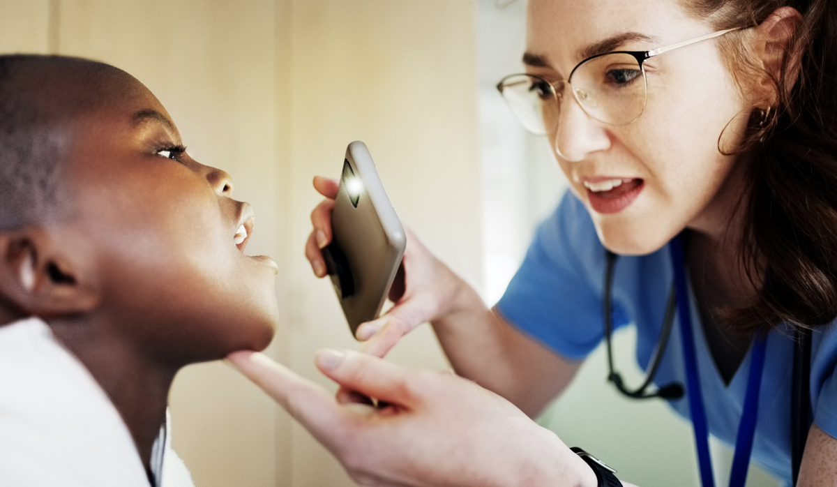 我的孩子现在一岁了但是还不会走路也不会叫爸爸妈妈。看着其他1岁的孩子会走路会说话了我真的很焦虑我快哭了。