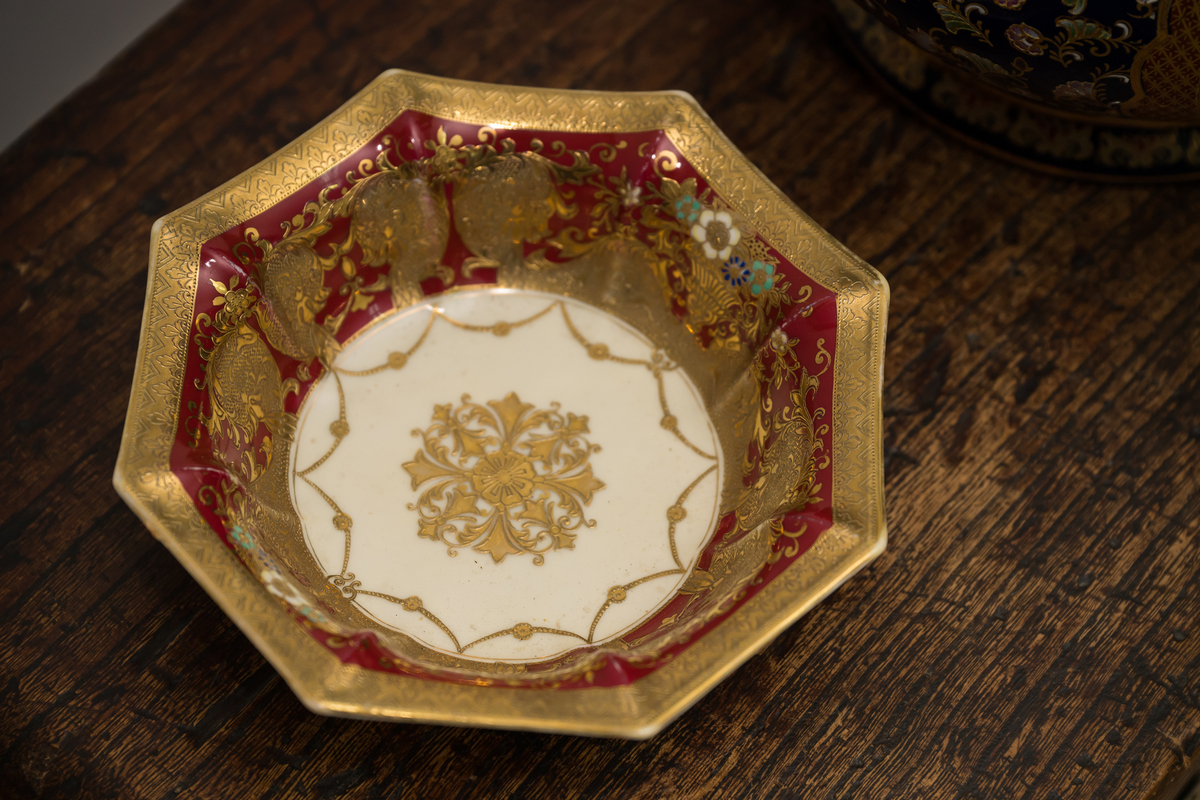 英国著名瓷器品牌：皇家道尔顿、华丽宝石等