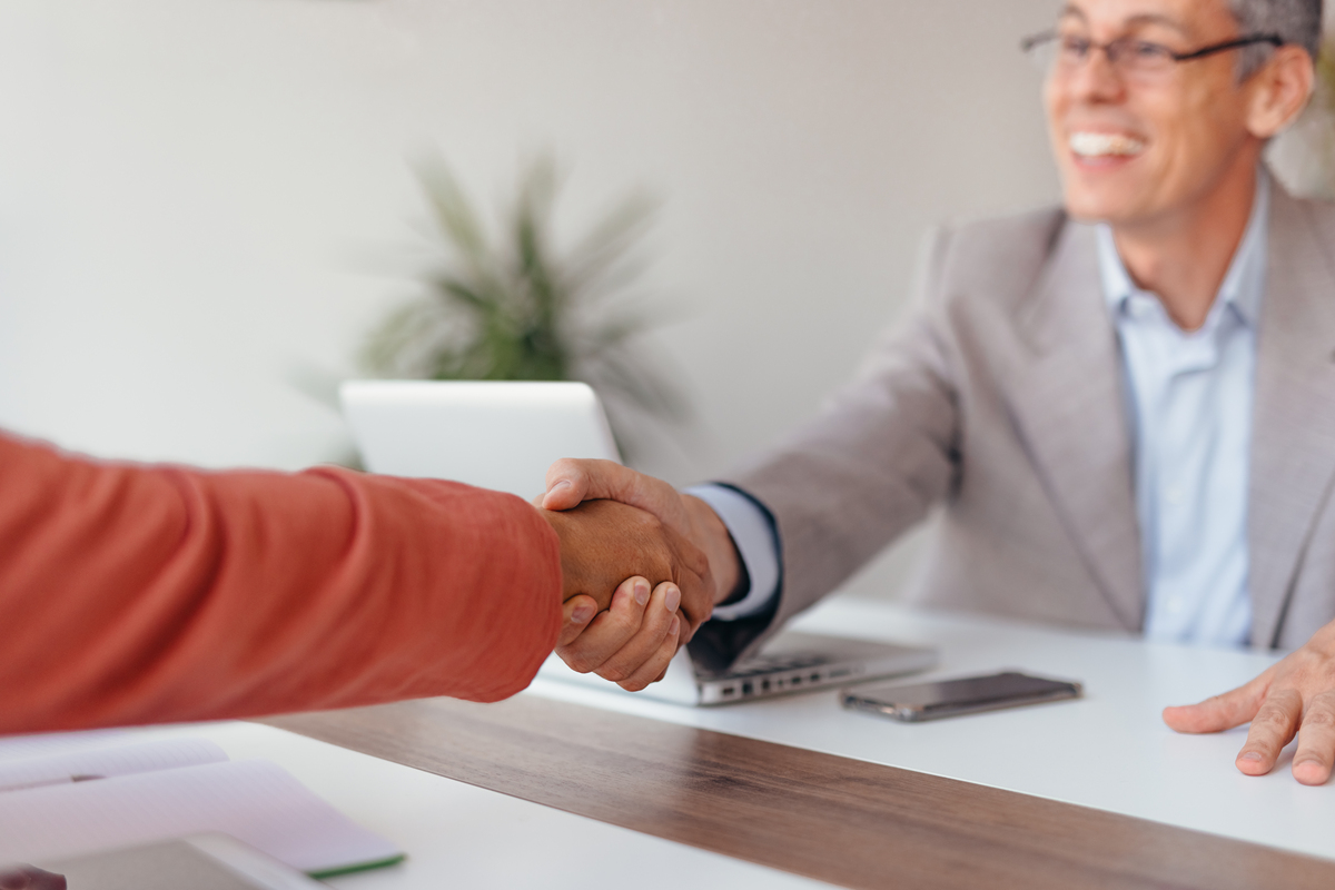 小李是新来的同事工作不熟悉常常感到沮丧我该如何劝说？用现场模拟的方式